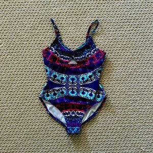 Sz XXS one piece print swimsuit with cutout.